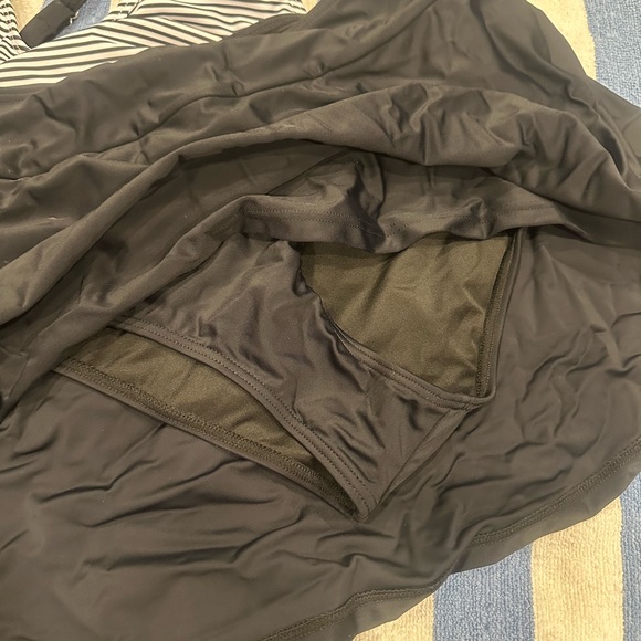 Chic Black and White Bikini for Swim - Picture 3 of 5